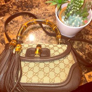 Gucci 254884 Bamboo, leather and the classic gg.